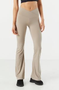Pantalon à jambe évasée avec surplis sold by Urban Planet