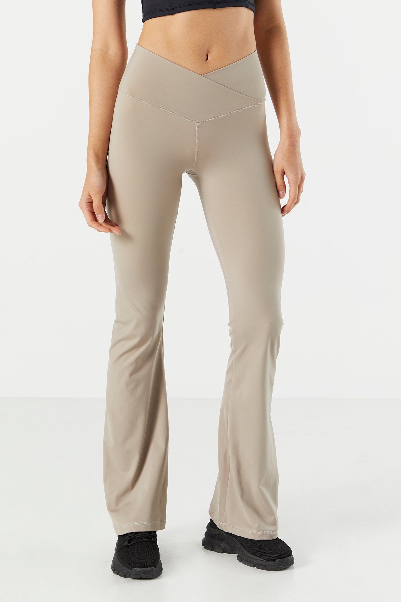 Pantalon à jambe évasée avec surplis sold by Urban Planet product image thumbnail 2