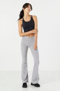 Pantalon à jambe évasée avec surplis sold by Urban Planet