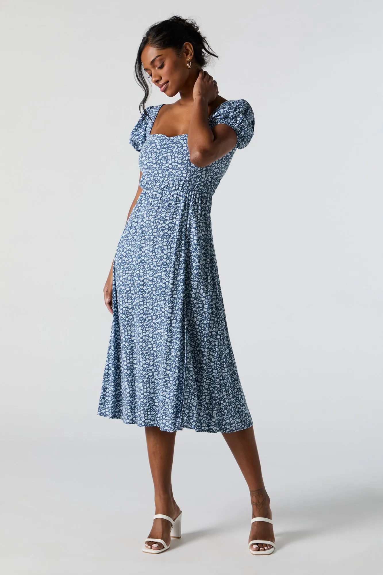 Robe midi fleurie à manches bouffantes et encolure en coeur sold by Urban Planet