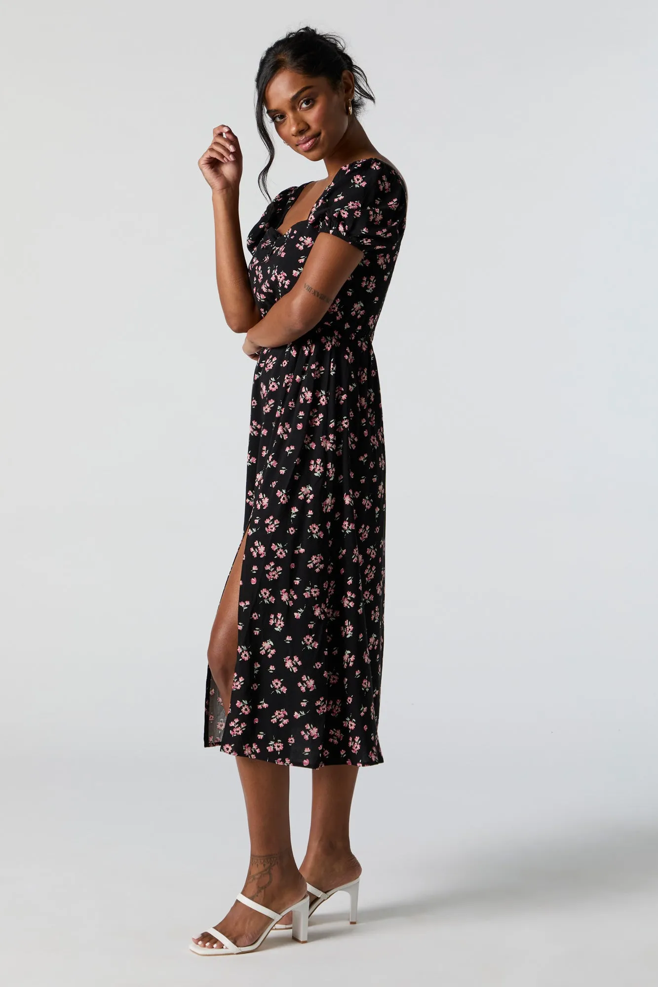 Robe midi fleurie à manches bouffantes et encolure en coeur sold by Urban Planet product image thumbnail 5