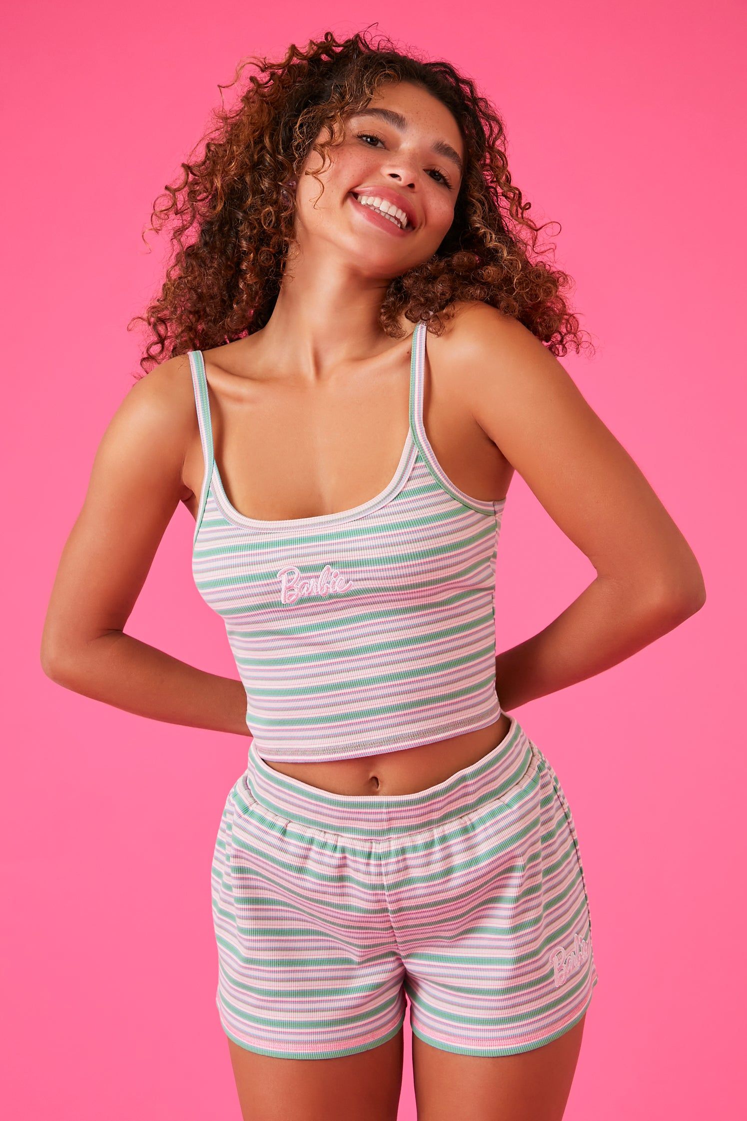 Ensemble pyjama avec camisole à imprimé Barbie et short sold by Urban Planet