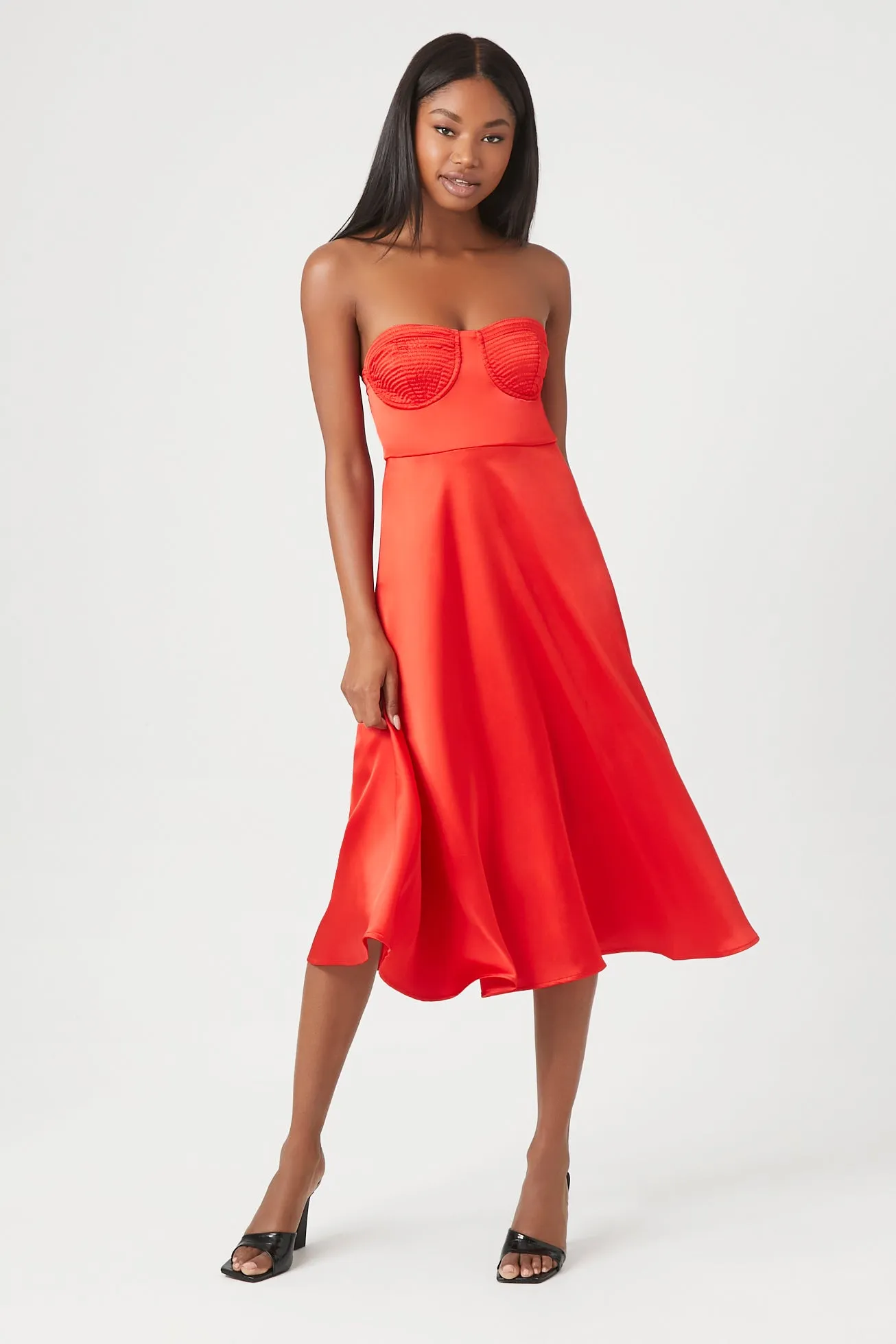 Minirobe en satin à encolure en cur sold by Urban Planet