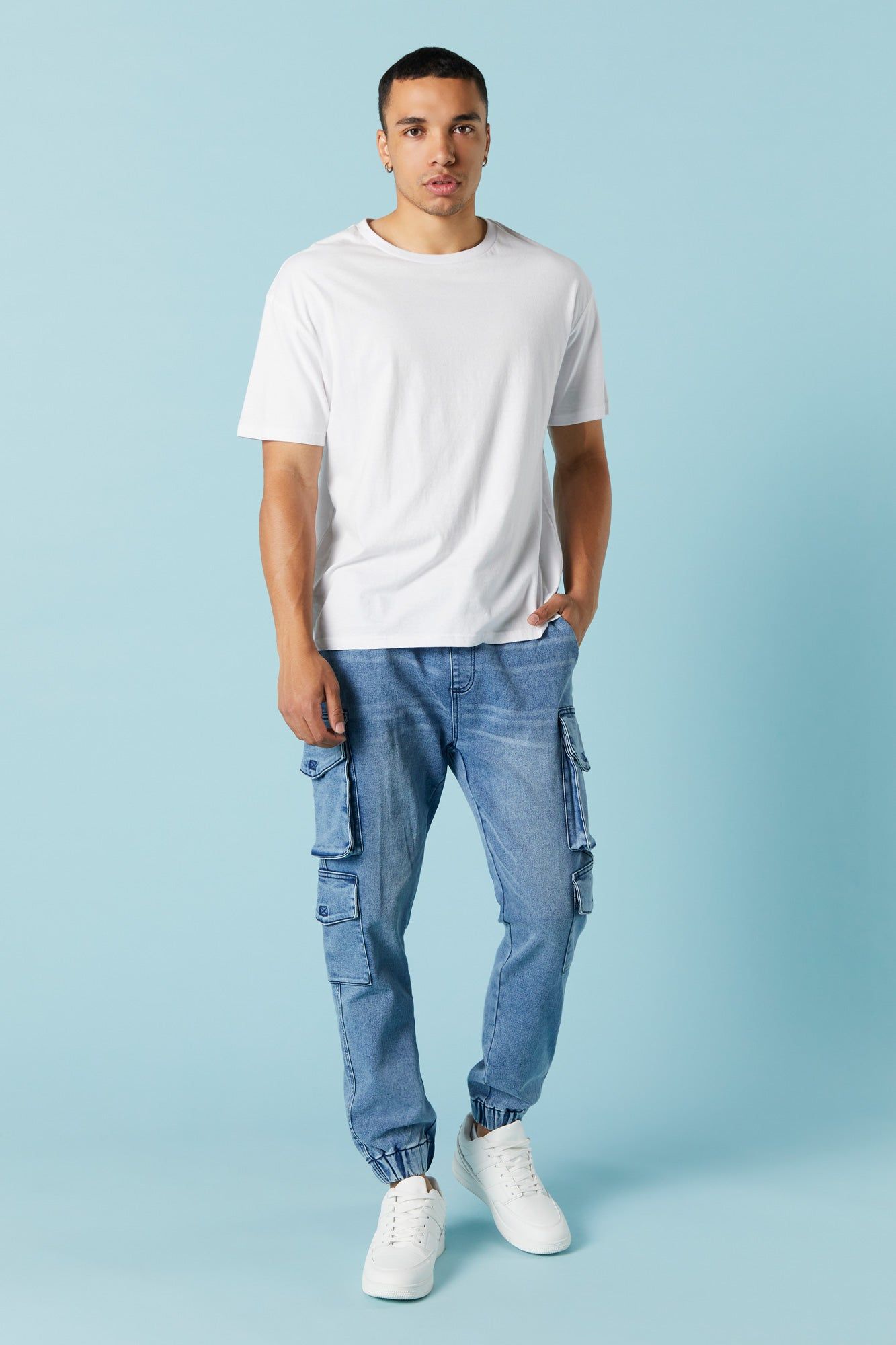 Pantalon de jogging cargo en denim délavé moyen sold by Urban Planet product image thumbnail 2