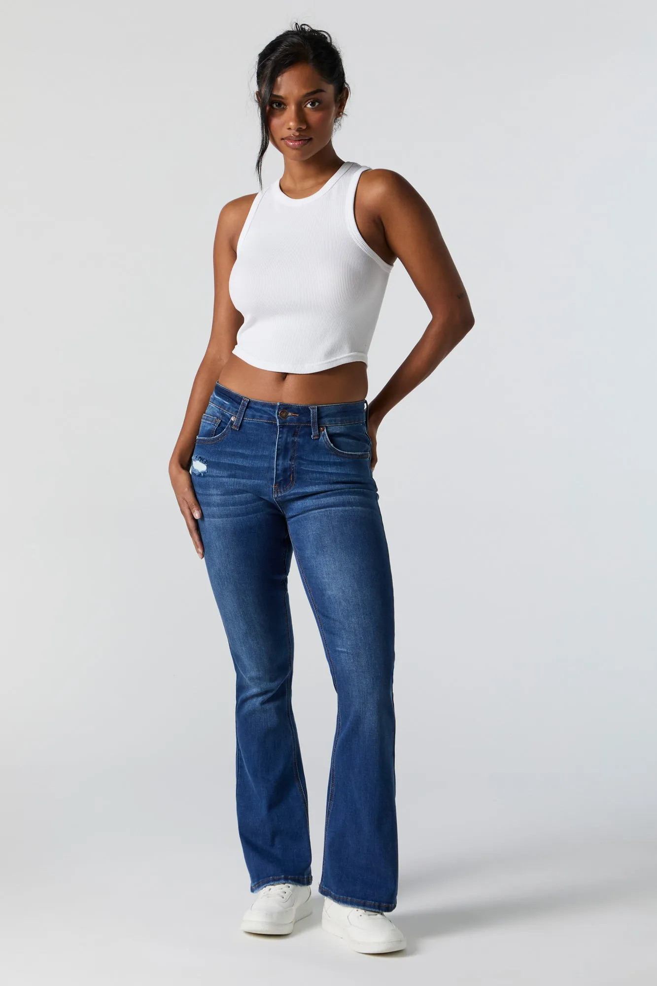 Jean délavé foncé à jambe évasée sold by Urban Planet