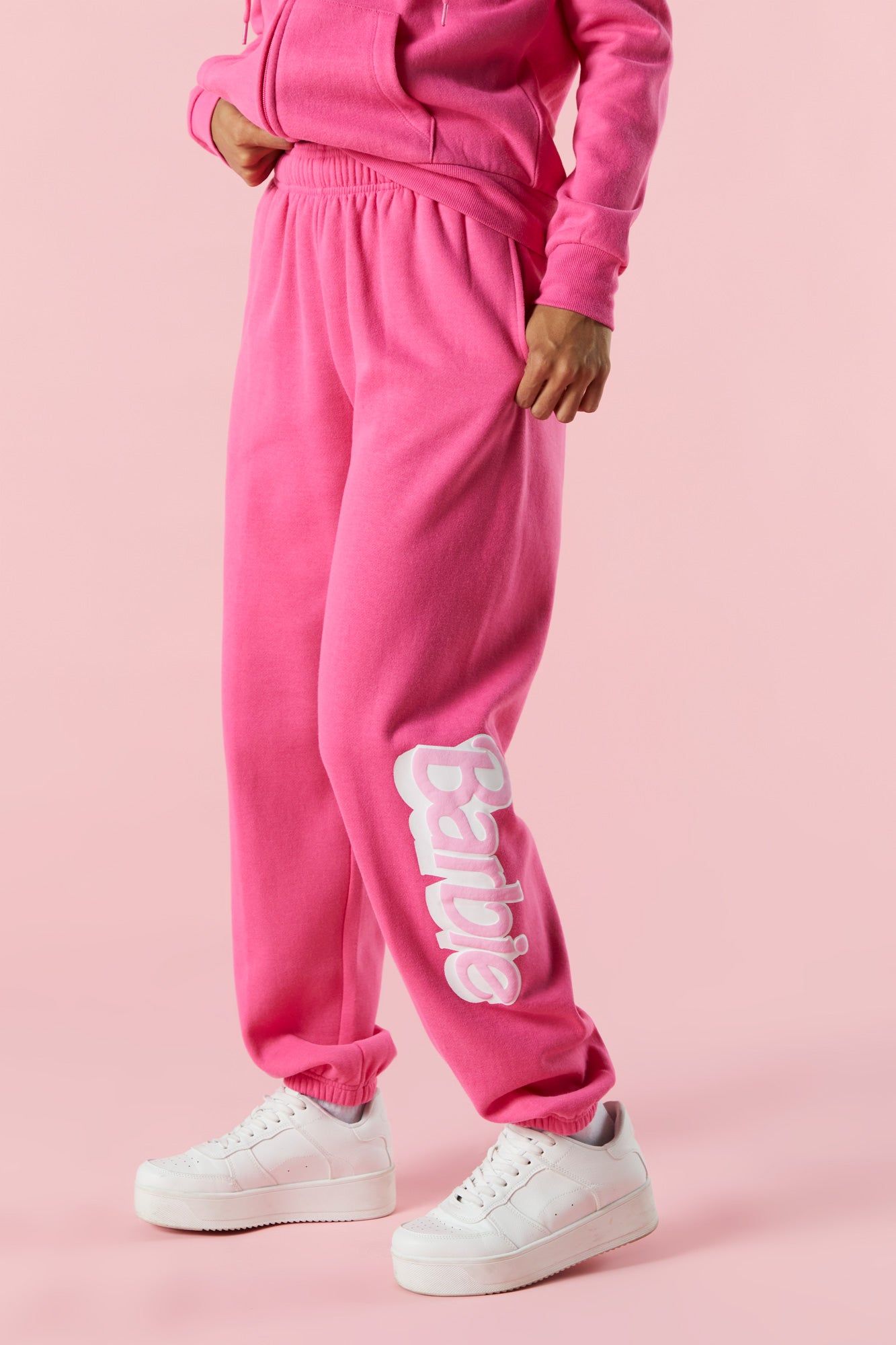 Pantalon de jogging en molleton avec logo Barbie™ sold by Urban Planet product image thumbnail 2