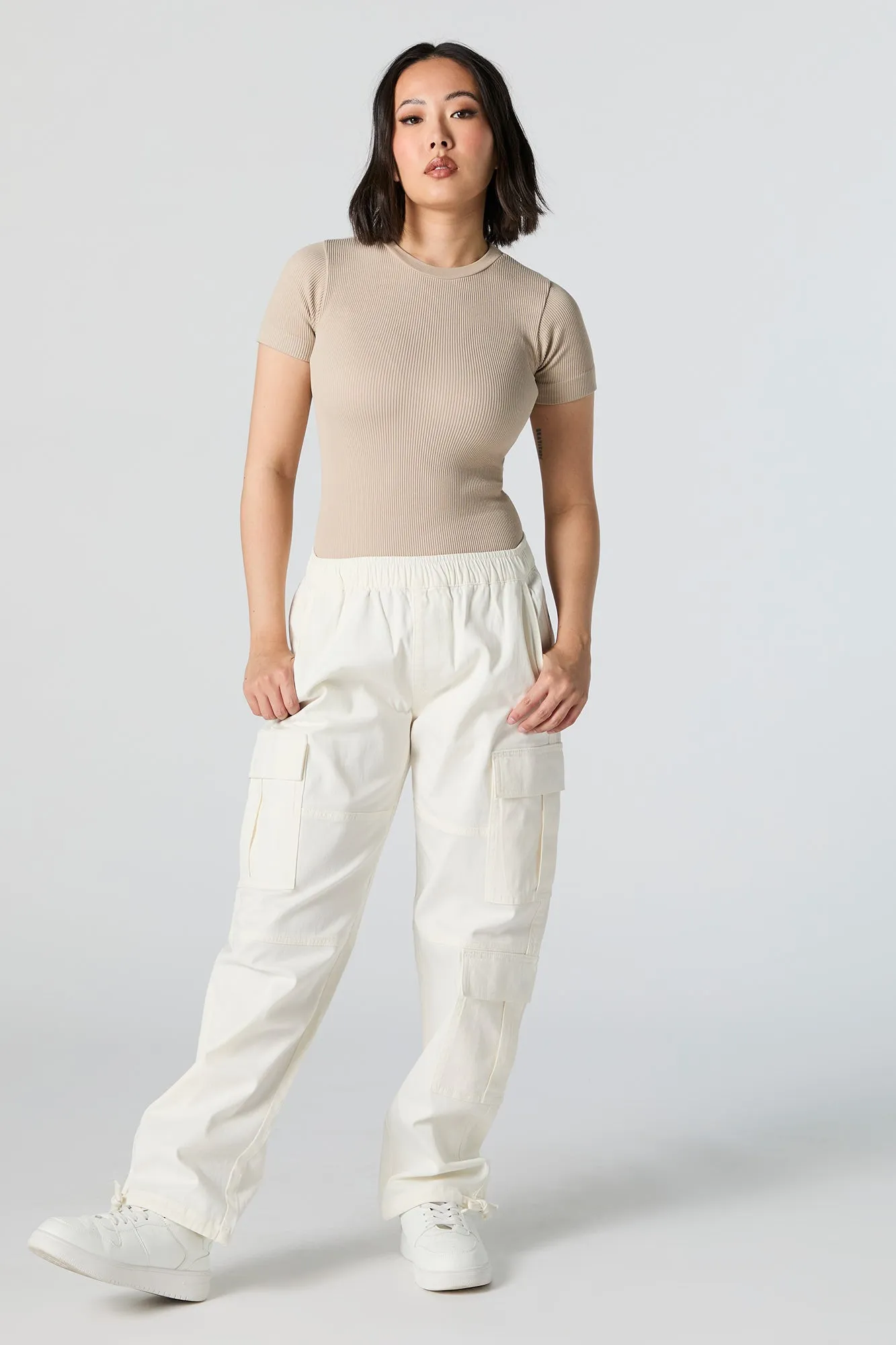 Pantalon cargo avec taille élastique et attaches à l'ourlet sold by Urban Planet