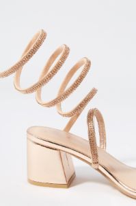 Chaussures à talons blocs métallisées avec pierres du Rhin sold by Urban Planet