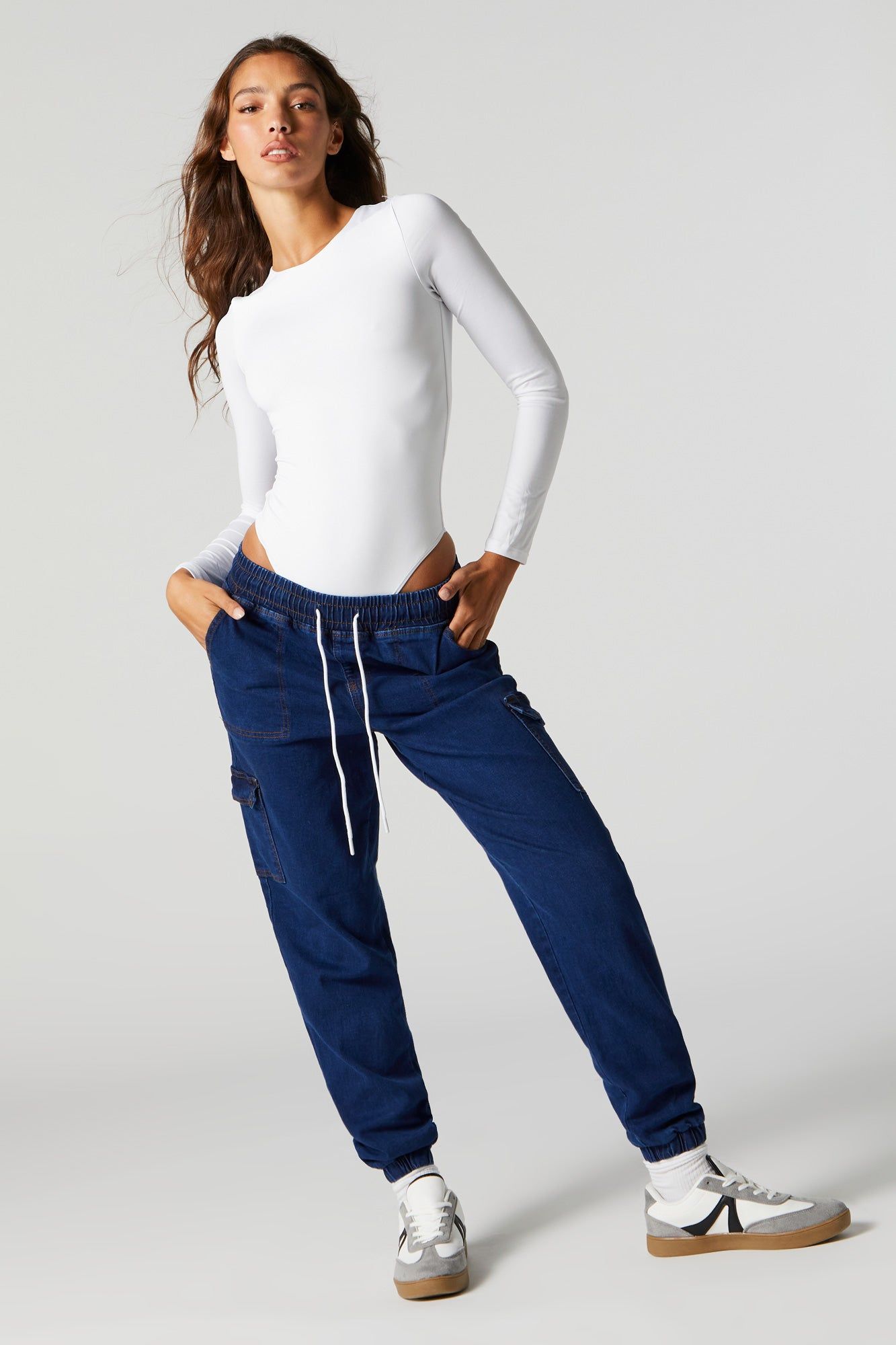 Jogger en denim délavé foncé sold by Urban Planet