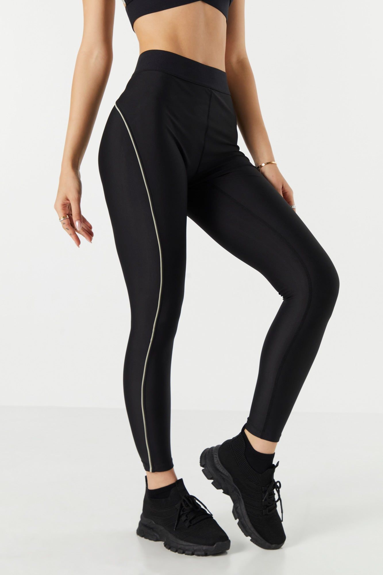 Legging Active avec coutures contrastantes sold by Urban Planet product image thumbnail 2