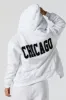 Haut à capuchon avec motif brodé en chenille Chicago et fermeture à glissière sold by Urban Planet