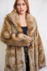 Blouson long en similifourrure sold by Urban Planet