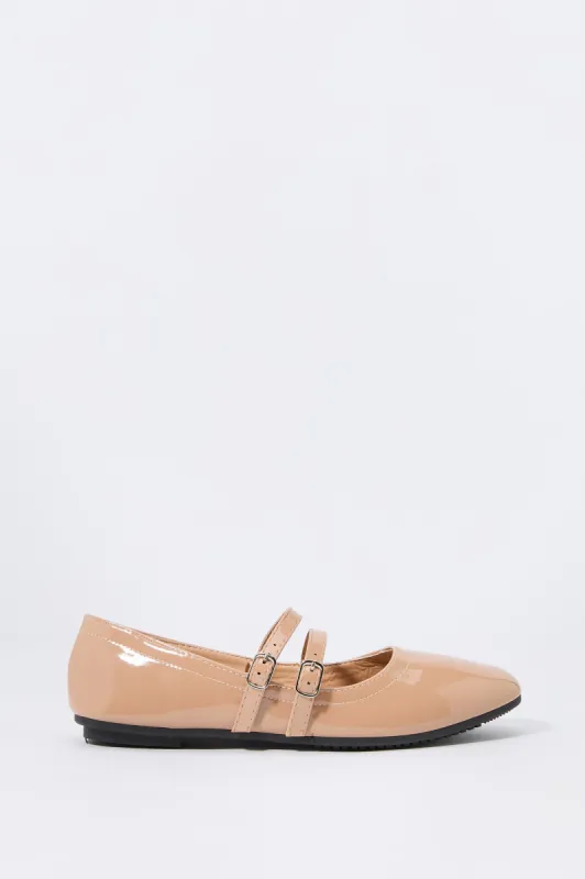 Souliers plats en similicuir verni avec boucles sold by Urban Planet