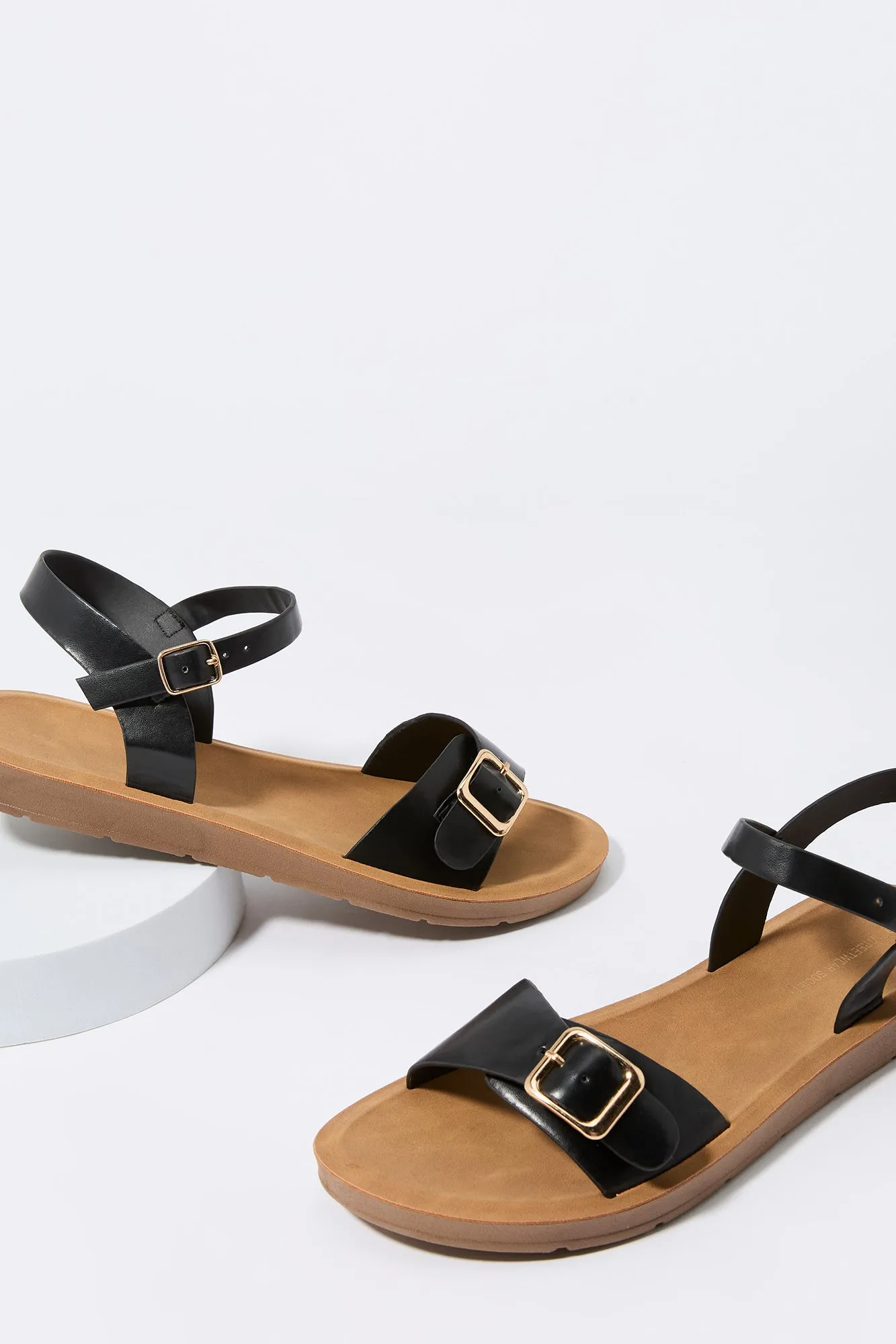 Sandales en similicuir avec boucles sold by Urban Planet