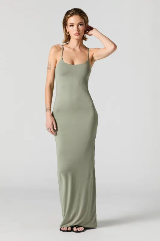 Robe maxi profilée à encolure arrondie sold by Urban Planet