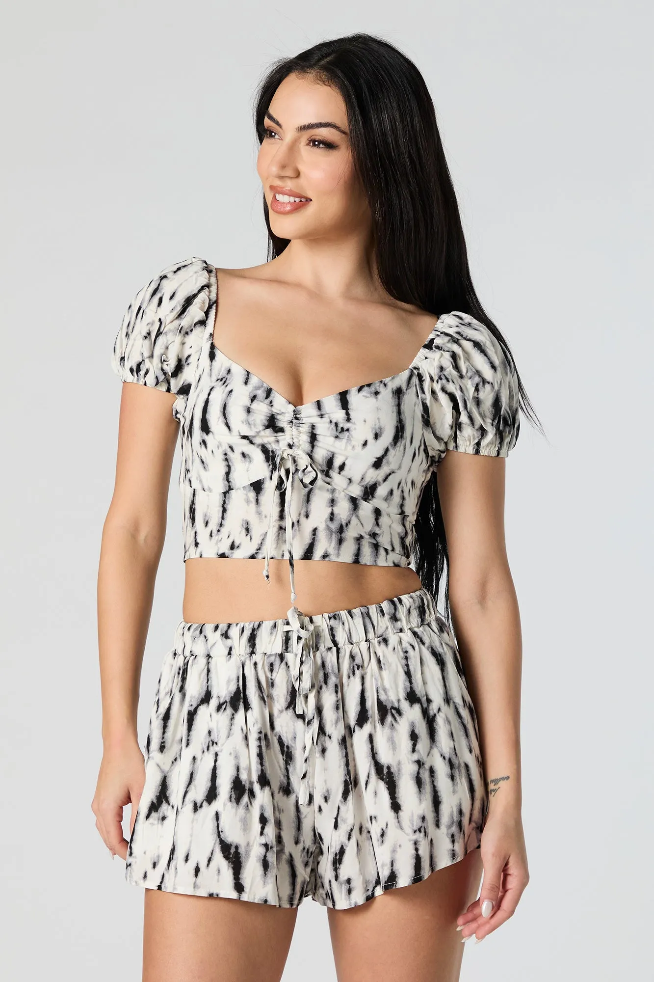 Haut court de style laitière noué-teint sold by Urban Planet