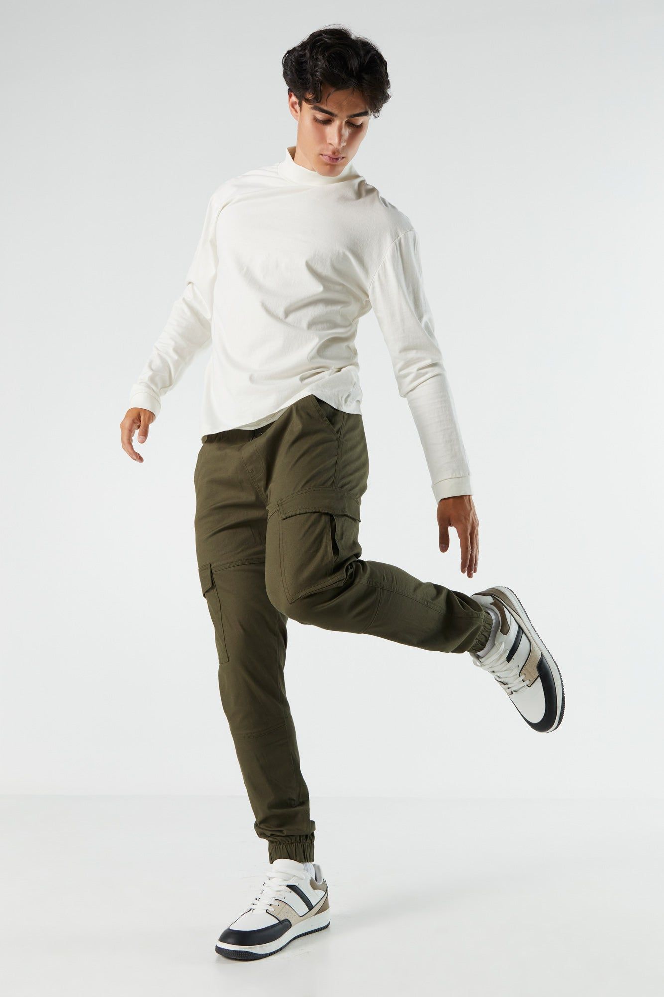 Pantalon cargo vert sold by Urban Planet