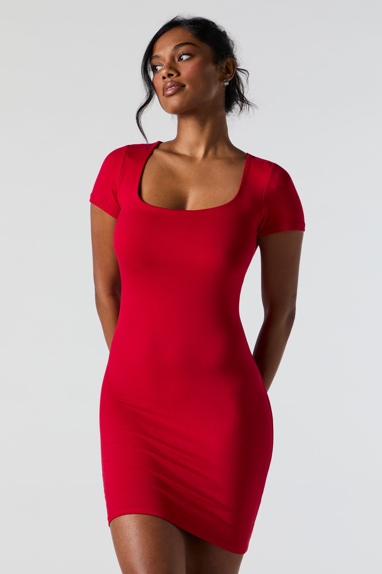 Minirobe moulante à encolure carrée sold by Urban Planet