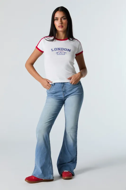 Jean à jambe évasée délavé moyen à taille haute sold by Urban Planet