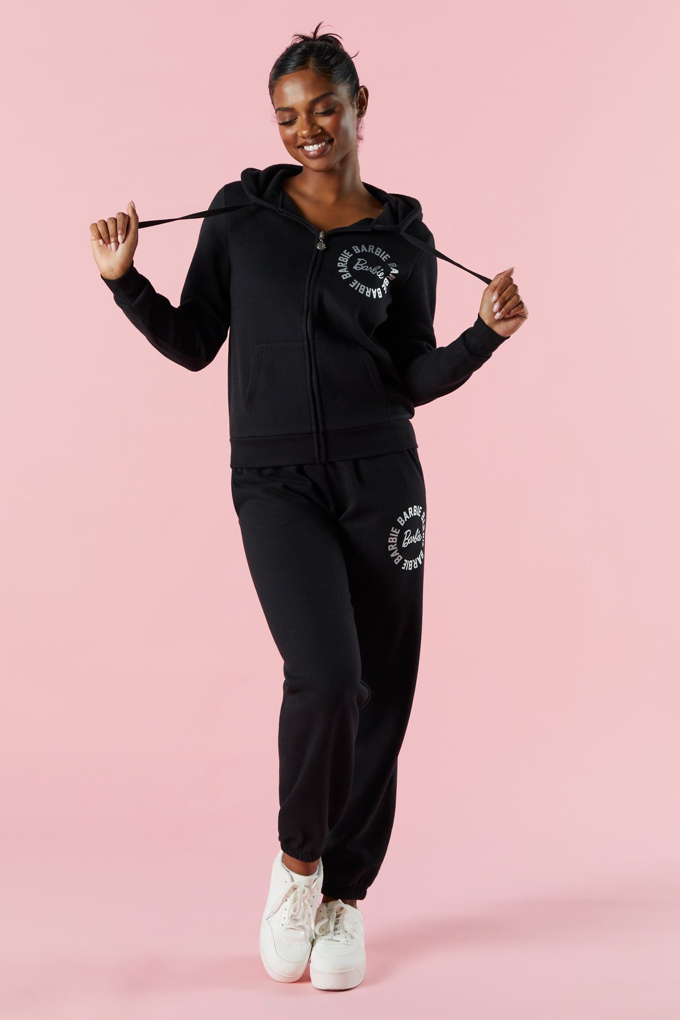 Haut à capuchon en molleton avec logo Barbie™ et fermeture à glissière sold by Urban Planet product image thumbnail 3