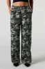 Pantalon cargo camouflage à jambe droite sold by Urban Planet