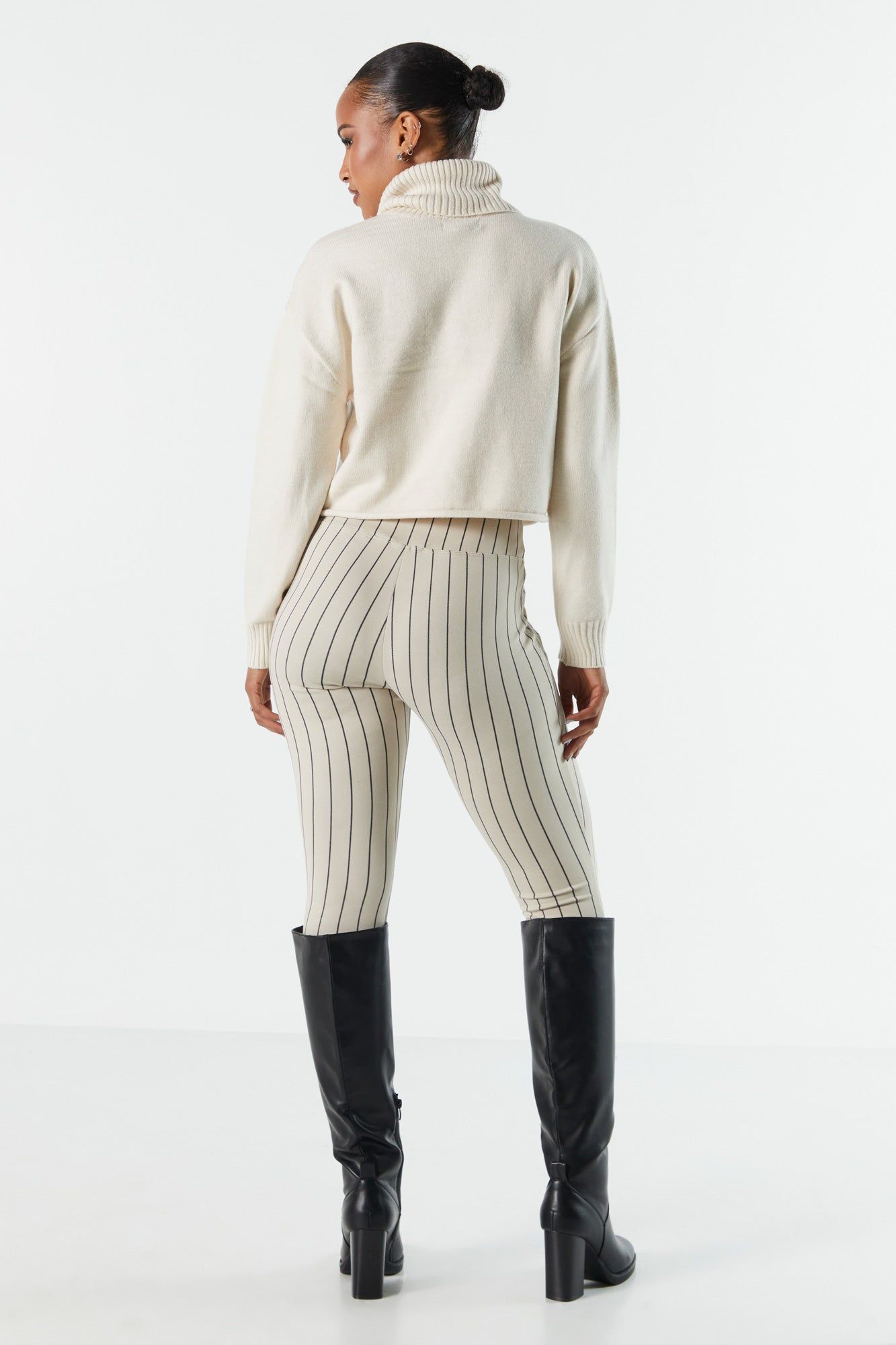 Legging super doux imprimé avec poches à fermeture à glissière sold by Urban Planet product image thumbnail 3