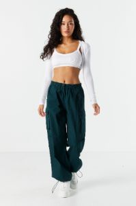 Pantalon vert cargo parachute avec tendeurs élastiques sold by Urban Planet