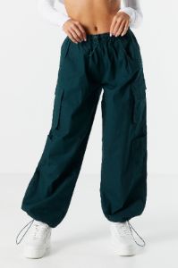 Pantalon vert cargo parachute avec tendeurs élastiques sold by Urban Planet