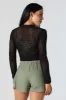 Chandail court en tricot ajouré avec fermeture à glissière sold by Urban Planet