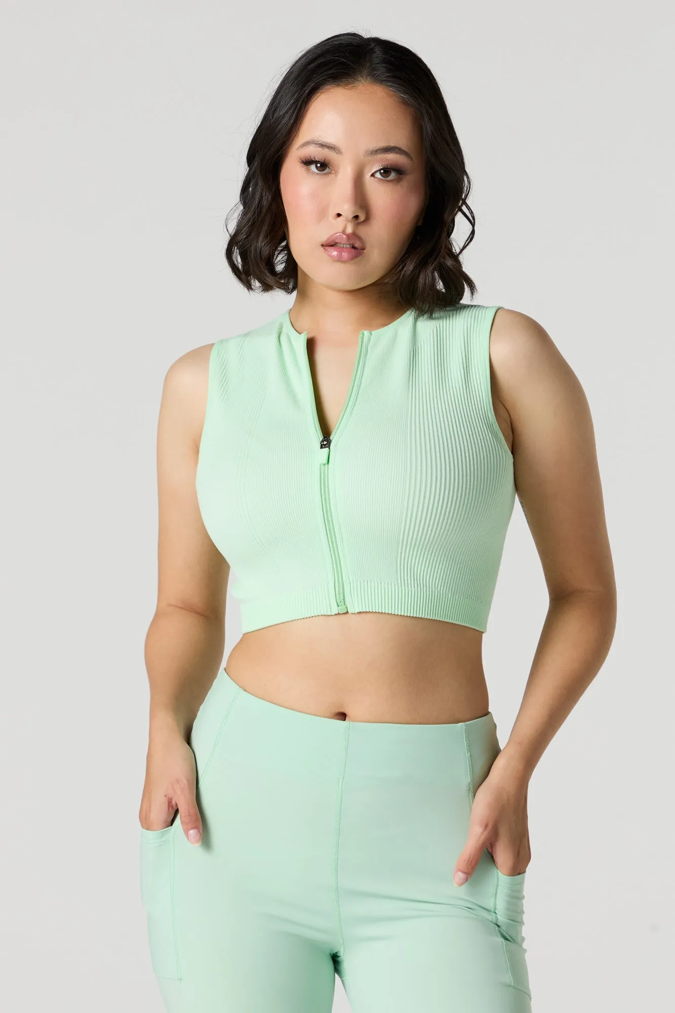 Haut Active côtelé court sans couture et sans manches avec fermeture à glissière sold by Urban Planet product image thumbnail 4