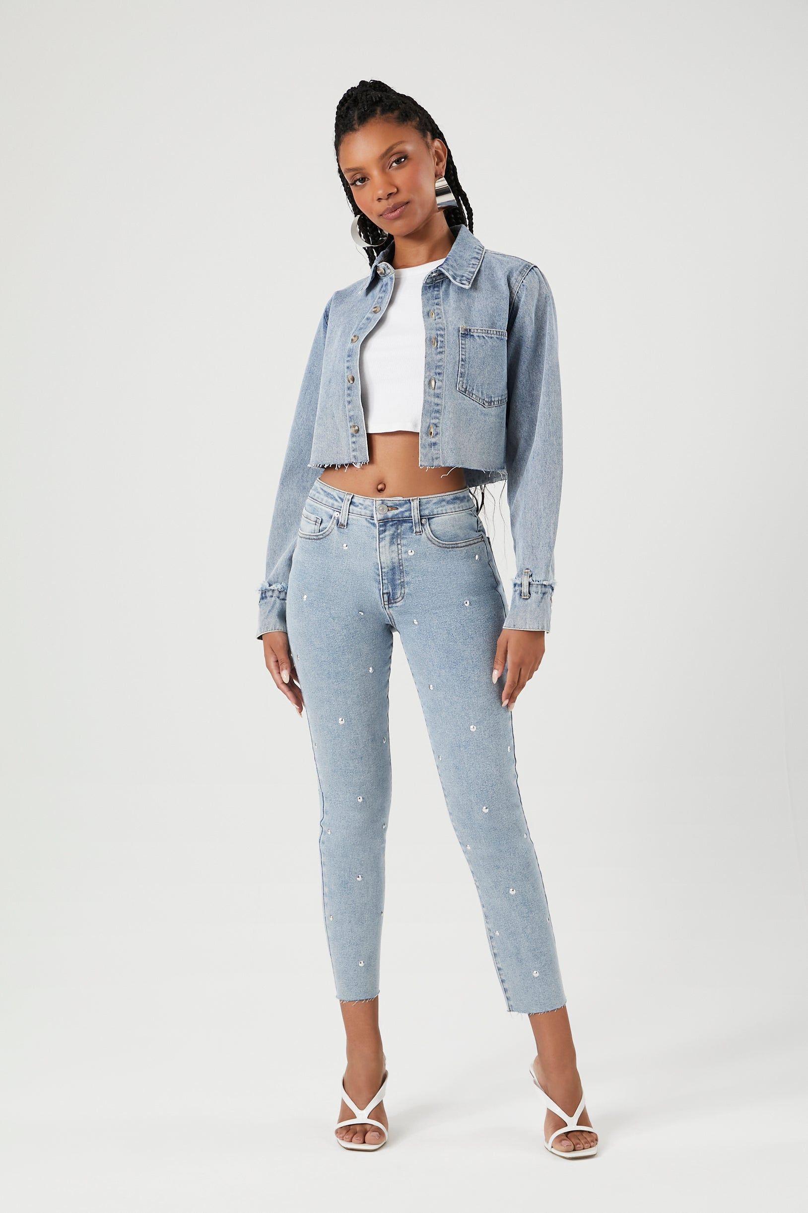 Jean écourté ajusté avec clous sold by Urban Planet