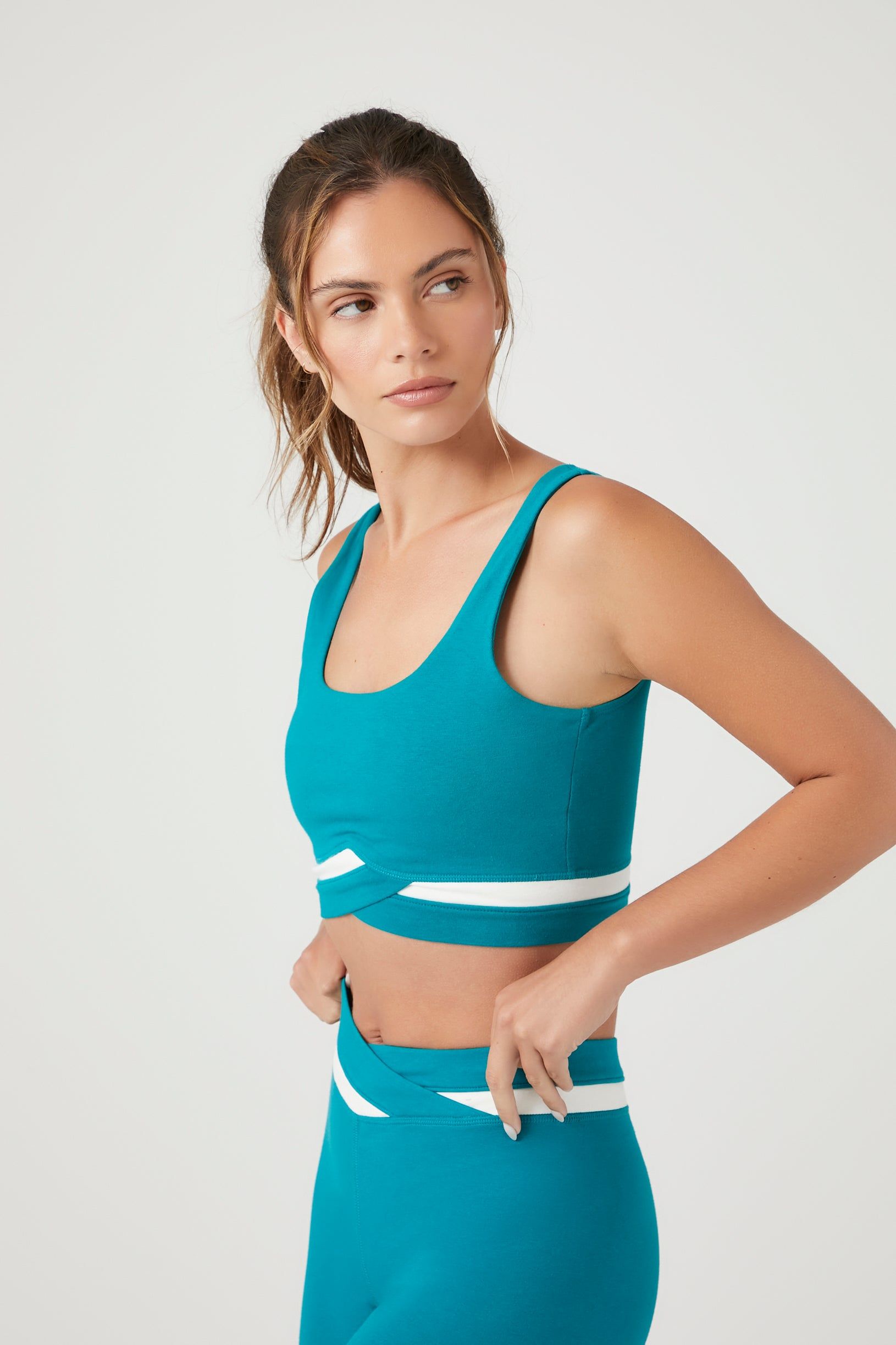 Soutien-gorge de sport à surplis contrastant sold by Urban Planet product image thumbnail 3