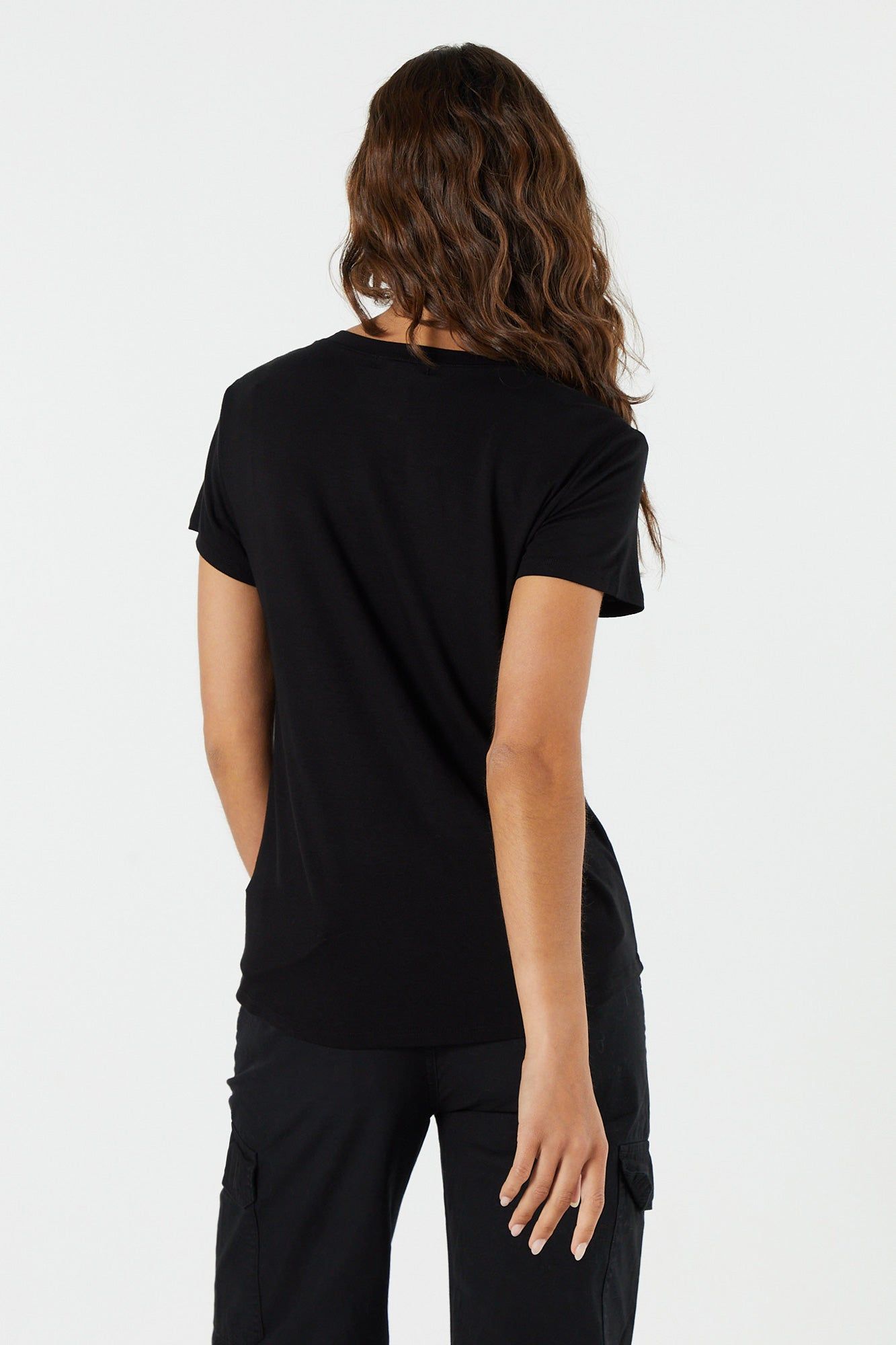T-shirt décontracté avec poche et encolure en V sold by Urban Planet product image thumbnail 2