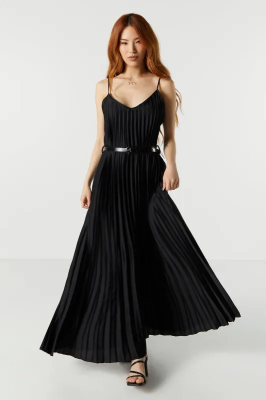 Robe maxi plissée en satin avec ceinture sold by Urban Planet
