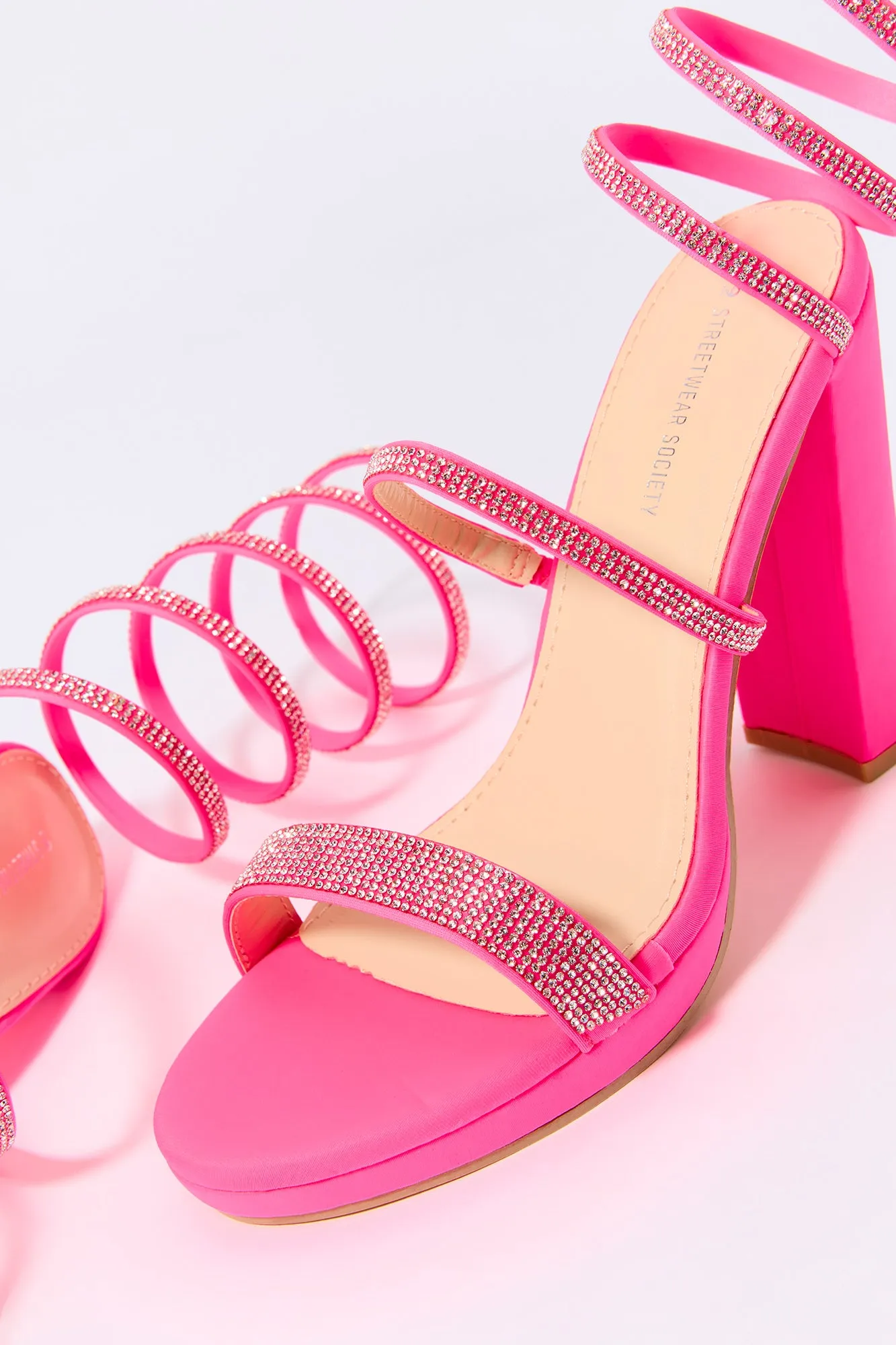 Escarpins plateforme avec pierres du Rhin sold by Urban Planet product image thumbnail 5