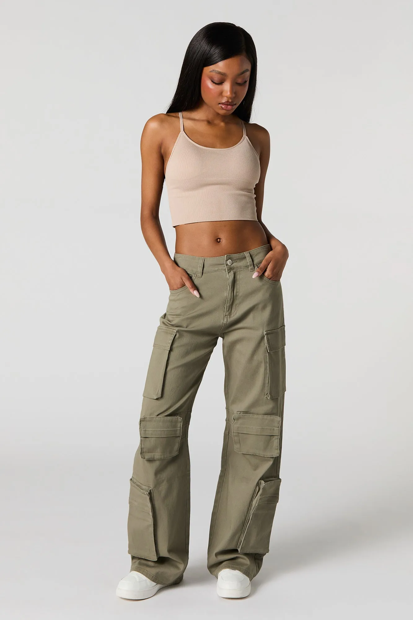 Pantalon cargo à jambe droite avec poches multiples sold by Urban Planet