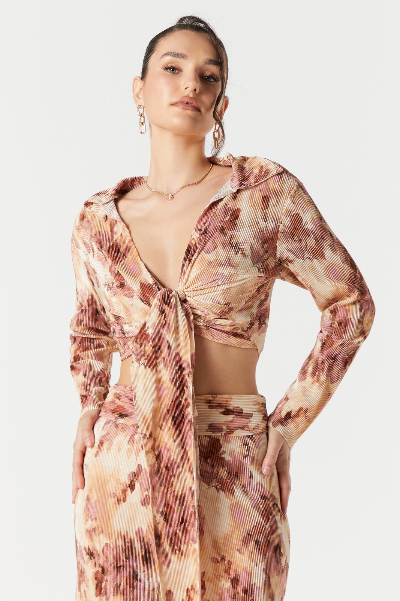 Haut en satin froissé avec attache imprime sold by Urban Planet