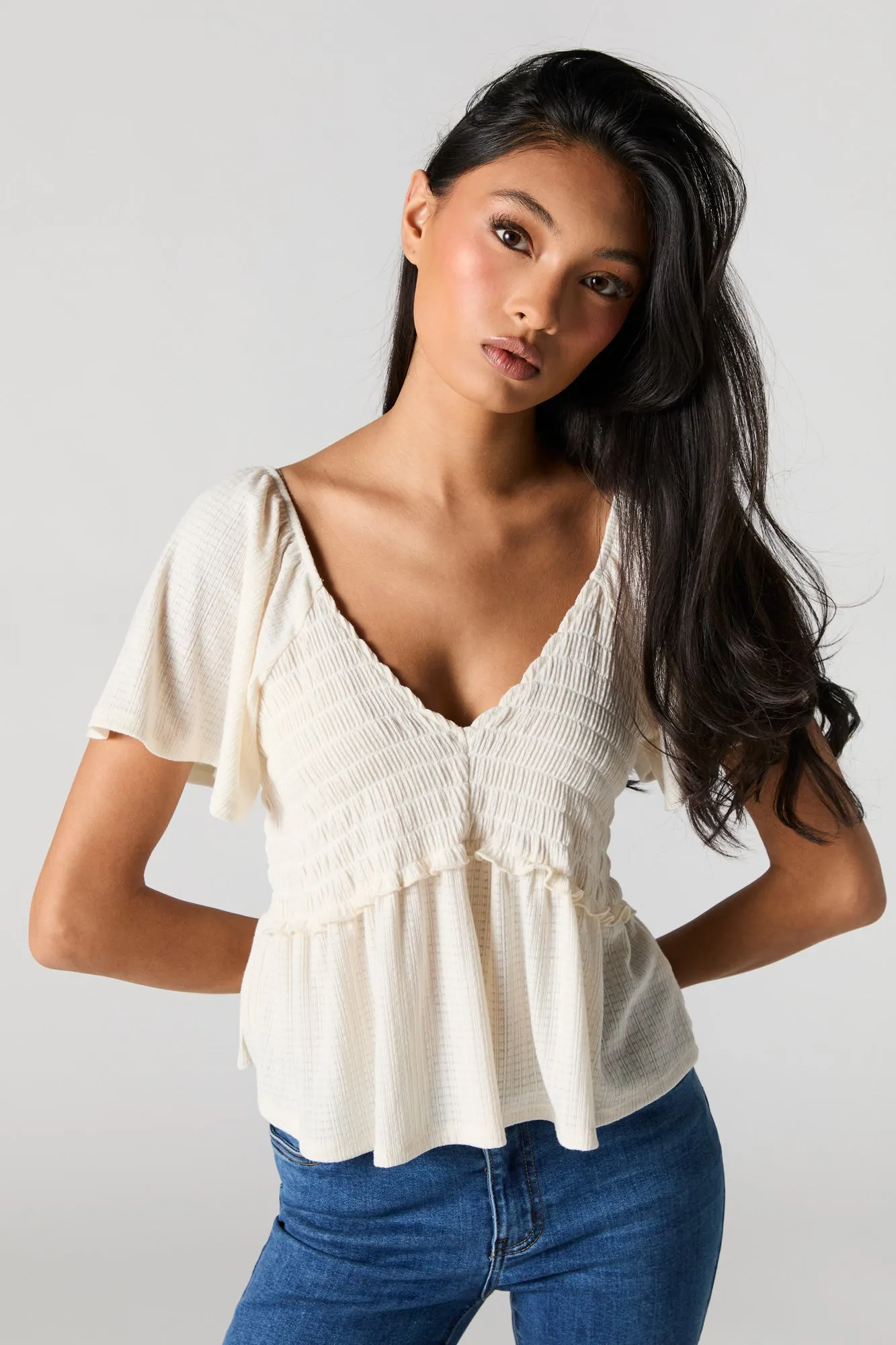 Haut tecturé à manches courtes et encolure en V sold by Urban Planet