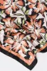 Écharpe multifaçons en satin avec motif tropical fleuri rose sold by Urban Planet
