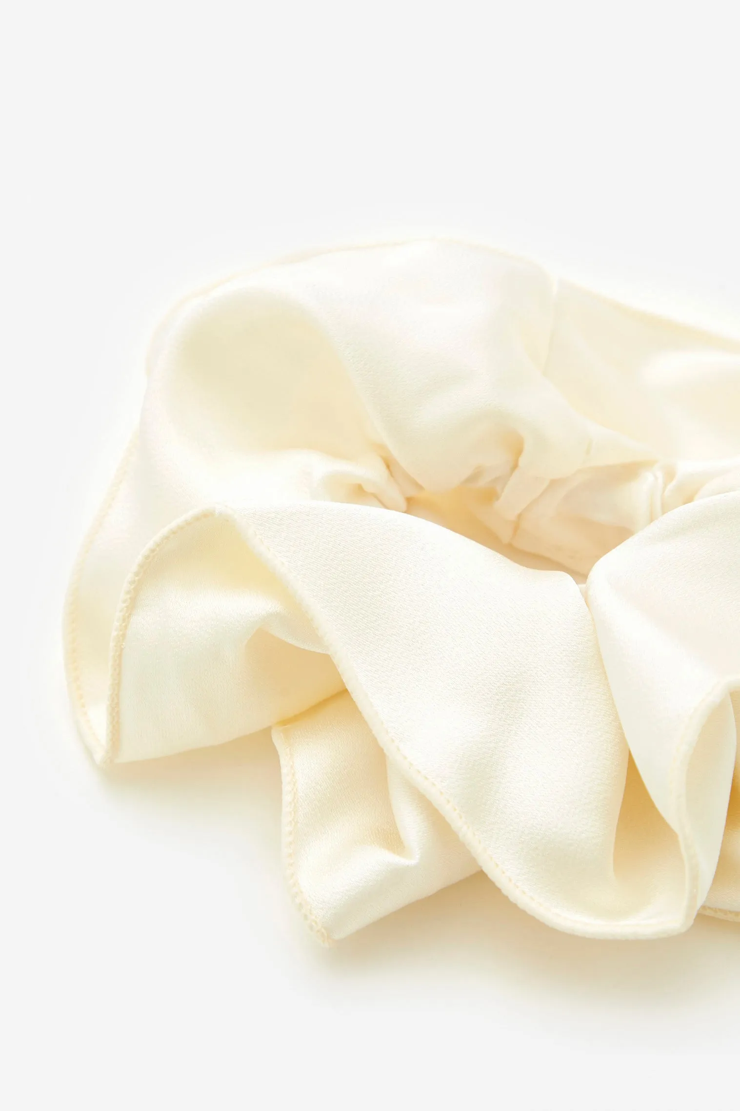 Chou-chou en satin sold by Urban Planet product image thumbnail 4