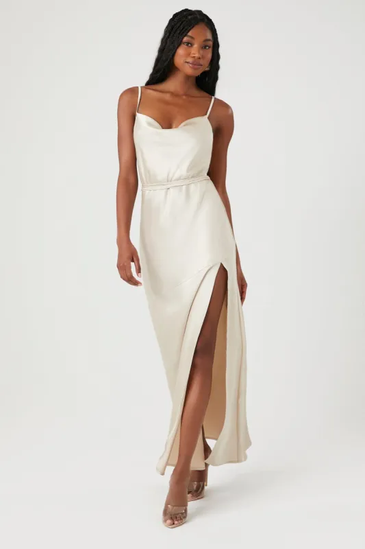 Robe maxi en satin avec fente sold by Urban Planet