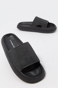 Mules éponge noir sold by Urban Planet