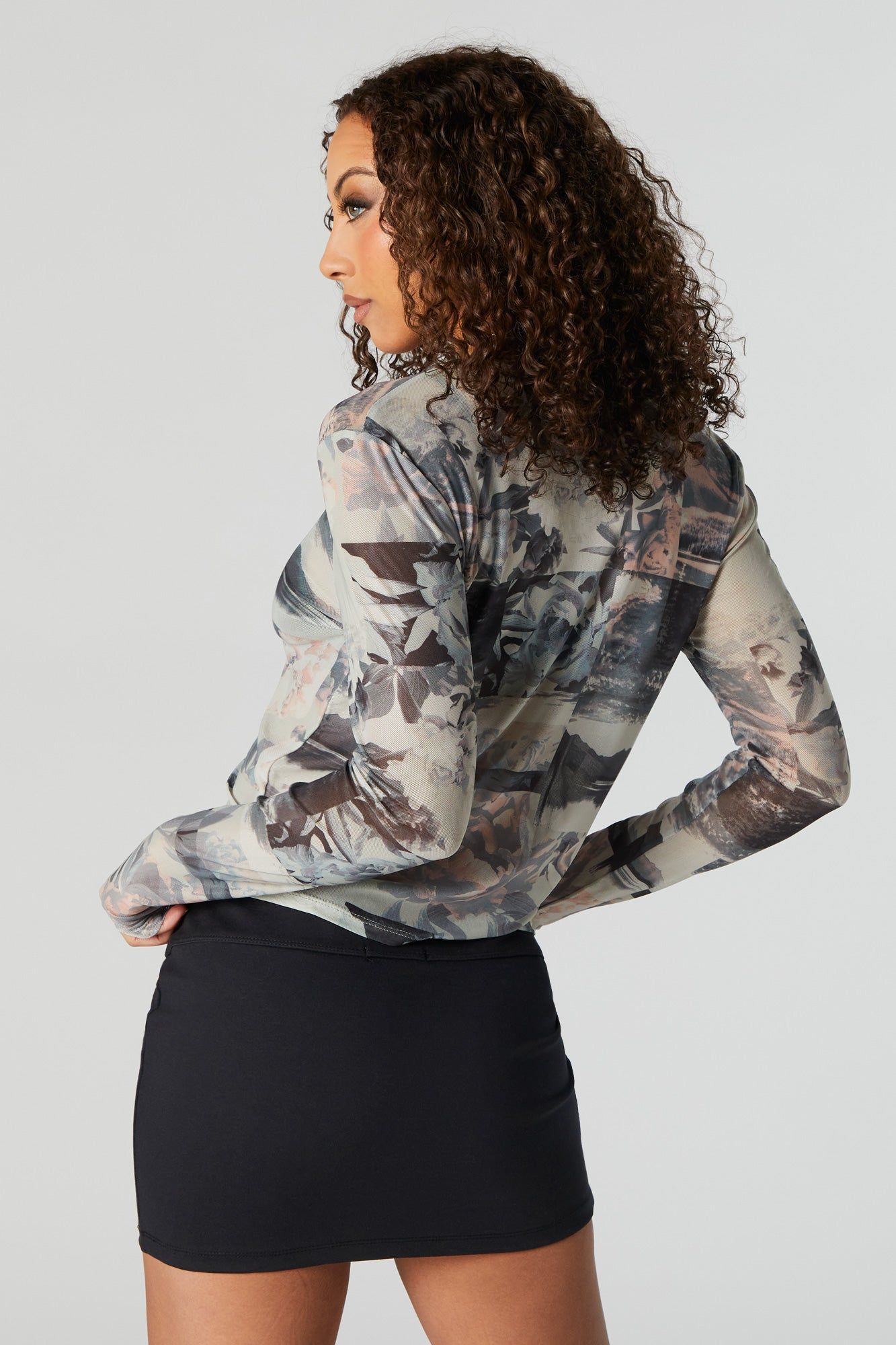 Haut fleuri en filet à manches longues sold by Urban Planet product image thumbnail 2