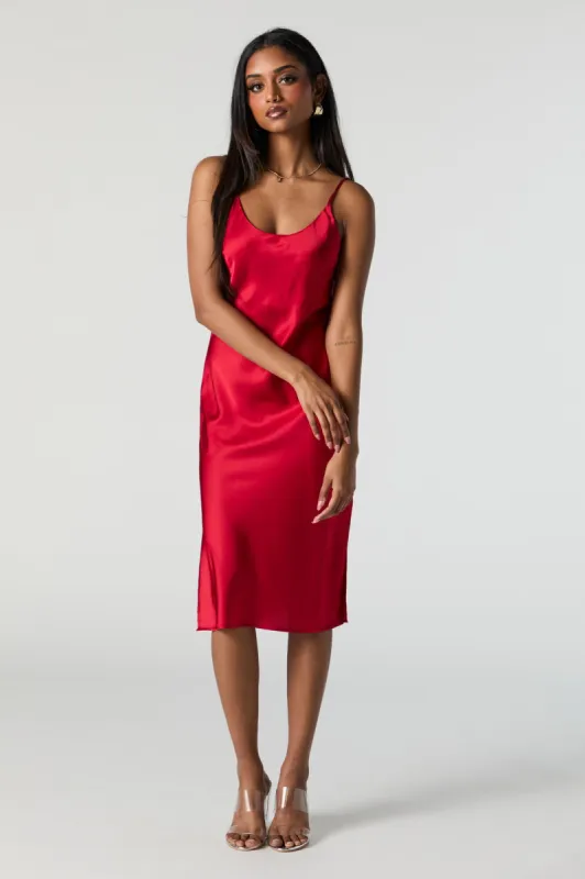 Robe-camisole midi en satin avec encolure dégagée sold by Urban Planet