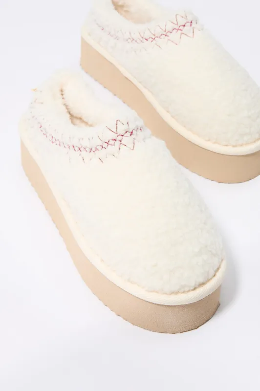 Pantoufles bottillons plateforme brodées avec similifourrure sold by Urban Planet