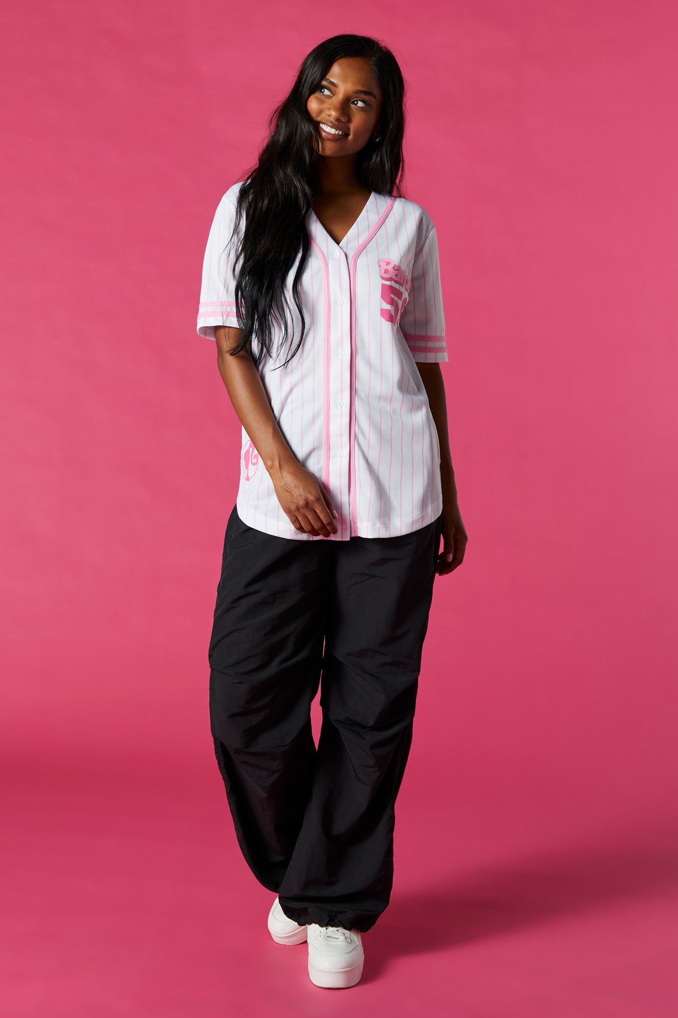 Jersey de baseball rose et blanc à imprimé Barbie™ sold by Urban Planet product image thumbnail 3