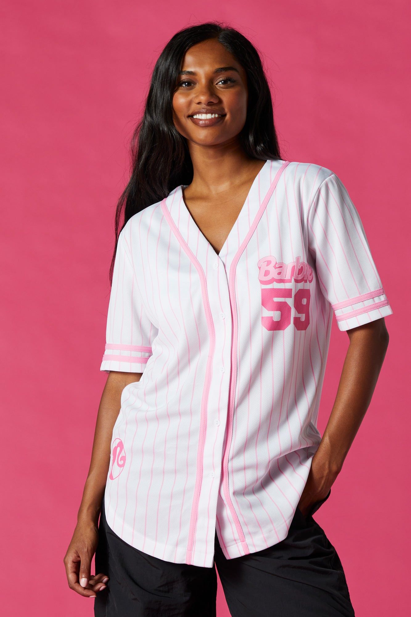 Jersey de baseball rose et blanc à imprimé Barbie™ sold by Urban Planet