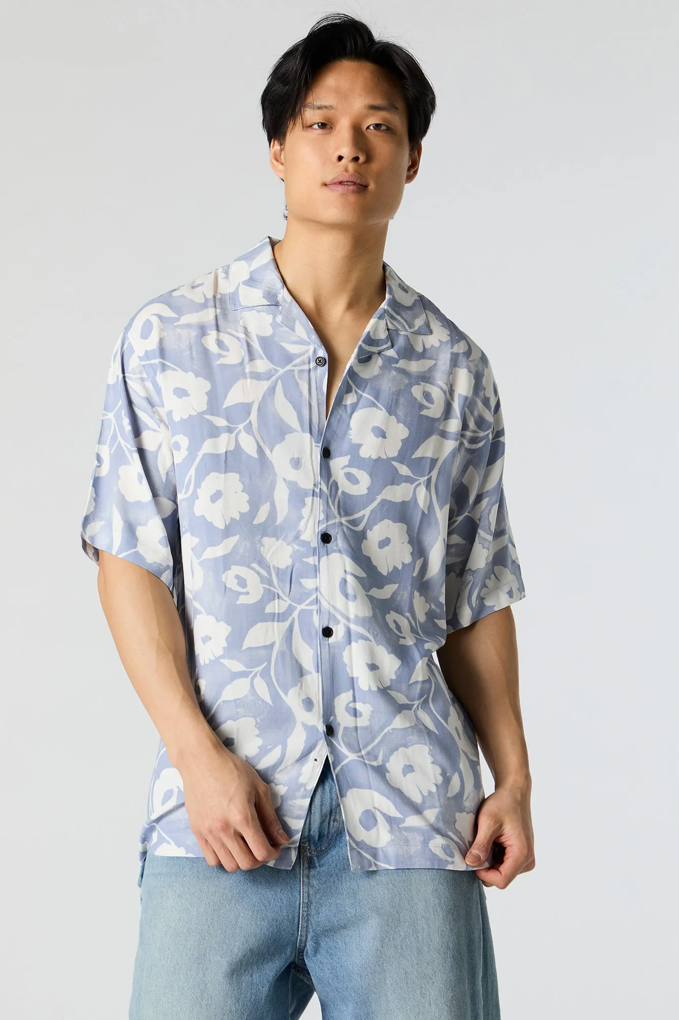 Haut boutonné à manches courtes fleuri sold by Urban Planet