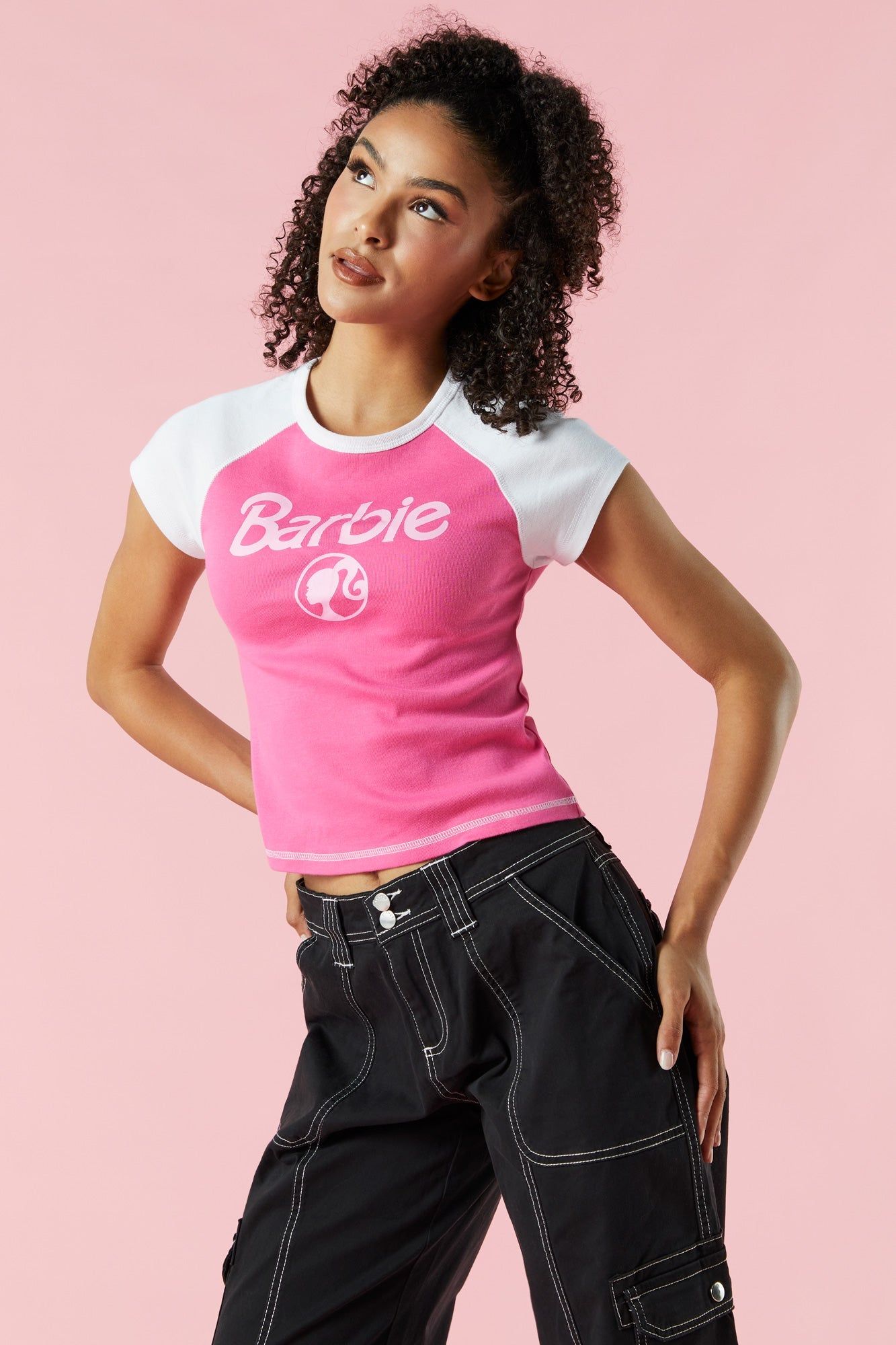 T-shirt raglan court rose et blanc à imprimé Barbie™ sold by Urban Planet