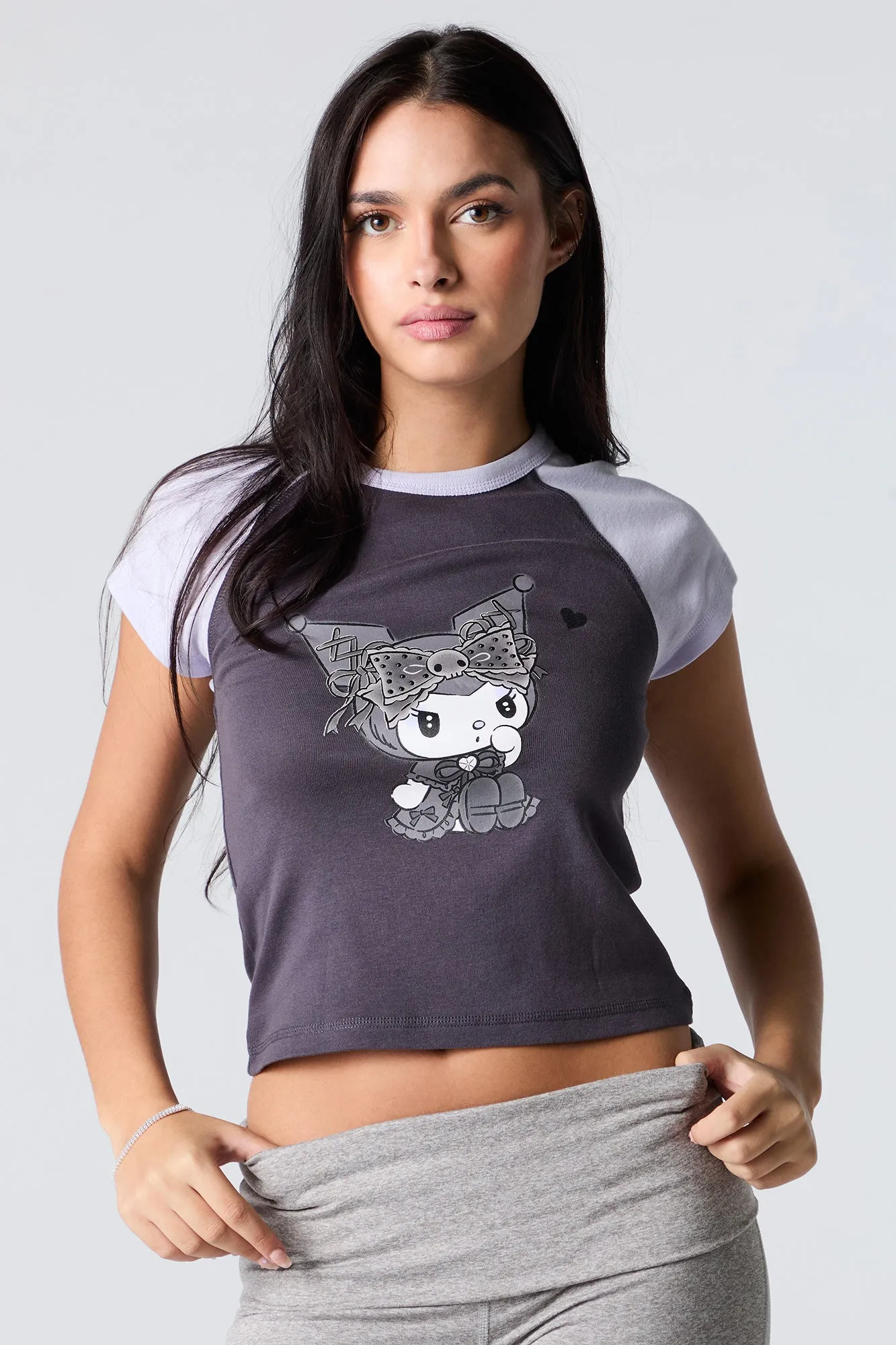 T-shirt raglan ultracourt à imprimé Kuromi avec pierres du Rhin sold by Urban Planet